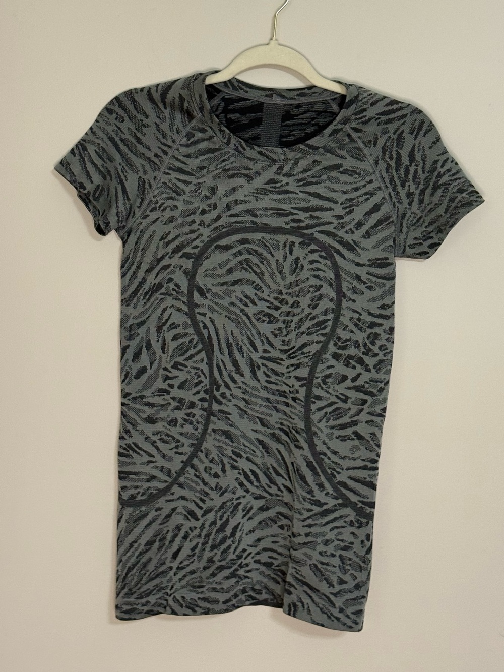 Lululemon Swiftly Tech Short Sleeve - Color: Primal Clash Black/Gull Gray-Size 4